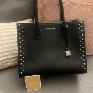 Authentic Michael Kors purse, never worn.
